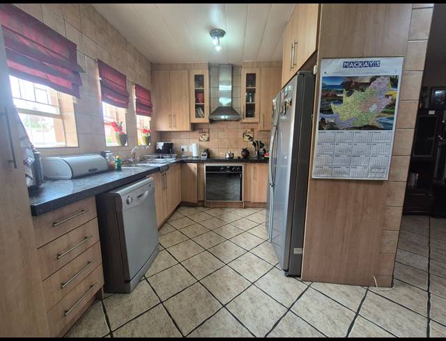 3 BEDROOM TOWNHOUSE FOR SALE IN ARCON PARK